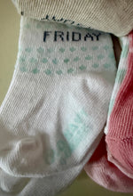 PINK/WHITE BABY DAY-OF-THE-WEEK CREW SOCKS (SIZE 0-6 MONTHS)