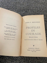 PROFILES IN COURAGE VINTAGE PAPERBACK BOOK BY JOHN F. KENNEDY/THE MEMORIAL EDITION (FIRST PERENNIAL LIBRARY EDITION/1964)
