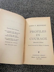 PROFILES IN COURAGE VINTAGE PAPERBACK BOOK BY JOHN F. KENNEDY/THE MEMORIAL EDITION (FIRST PERENNIAL LIBRARY EDITION/1964)