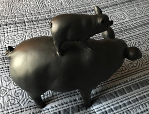 THE THREE PIGS (MAMA AND TWO BABIES) VINTAGE-LOOK DECOR