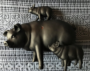 THE THREE PIGS (MAMA AND TWO BABIES) VINTAGE-LOOK DECOR