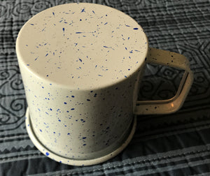 LARGE-SIZE IVORY/ROYAL BLUE-SPECKLED ENAMEL MUG (VINTAGE-LOOK)