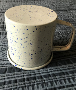 LARGE-SIZE IVORY/ROYAL BLUE-SPECKLED ENAMEL MUG (VINTAGE-LOOK)