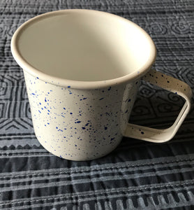 LARGE-SIZE IVORY/ROYAL BLUE-SPECKLED ENAMEL MUG (VINTAGE-LOOK)