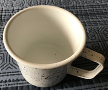 LARGE-SIZE IVORY/ROYAL BLUE-SPECKLED ENAMEL MUG (VINTAGE-LOOK)