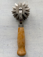 VINTAGE 6-STAR/12-POINT STEEL-HEAD, ROLLING-STYLE MEAT TENDERIZER OR CUTTER FOR NOODLES/COOKIES/PIE CRUST (RARE)