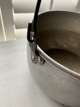 VINTAGE, EXTRA-LARGE ALUMINUM COOKING POT WITH HANDLE:  HEY, ALL YOU CAMPERS AND HUNTERS AND CABIN-OWNERS!