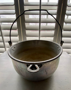VINTAGE, EXTRA-LARGE ALUMINUM COOKING POT WITH HANDLE:  HEY, ALL YOU CAMPERS AND HUNTERS AND CABIN-OWNERS!