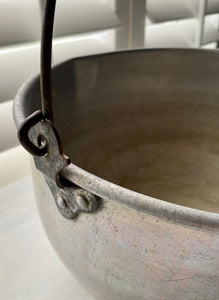 VINTAGE, EXTRA-LARGE ALUMINUM COOKING POT WITH HANDLE:  HEY, ALL YOU CAMPERS AND HUNTERS AND CABIN-OWNERS!