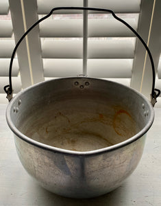 VINTAGE, EXTRA-LARGE ALUMINUM COOKING POT WITH HANDLE:  HEY, ALL YOU CAMPERS AND HUNTERS AND CABIN-OWNERS!