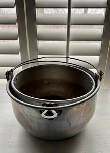 VINTAGE, EXTRA-LARGE ALUMINUM COOKING POT WITH HANDLE:  HEY, ALL YOU CAMPERS AND HUNTERS AND CABIN-OWNERS!