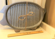 INDUSTRIAL-GRADE "BIG PIG" GRILL PAN:  FARMHOUSE-STYLE, HUGE, SO CUTE, AND AMAZING BARGAIN PRICE (ATTENTION, PIG COLLECTORS!)