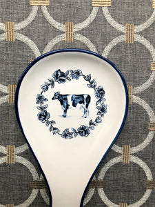 BEAUTIFUL FARMHOUSE BLUE-AND-IVORY COW SPOON REST