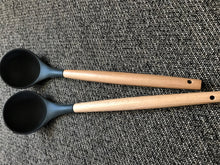 BEAUTIFUL! EXTRA-NICE UTENSILS WITH BEECHWOOD-HANDLES AND DARK CHARCOAL-GRAY SILICONE