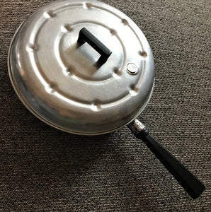 RARE! HEAVY-DUTY, VINTAGE WEAR-EVER NO. 2540 SKILLET WITH ORIGINAL BAKELITE HANDLE AND ART DECO-STYLE STEAM VENT LID WITH (MADE IN THE USA!)