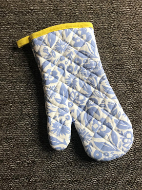 BLUE-AND-WHITE FLORAL, FARMHOUSE-STYLE OVEN MITT WITH HAPPY YELLOW TRIM (BUY YOUR GORGEOUS SELF A GORGEOUS PAIR OF OVEN MITTS!)