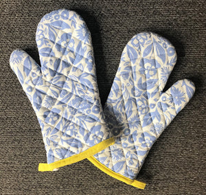 BLUE-AND-WHITE FLORAL, FARMHOUSE-STYLE OVEN MITT WITH HAPPY YELLOW TRIM (BUY YOUR GORGEOUS SELF A GORGEOUS PAIR OF OVEN MITTS!)