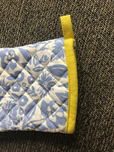 BLUE-AND-WHITE FLORAL, FARMHOUSE-STYLE OVEN MITT WITH HAPPY YELLOW TRIM (BUY YOUR GORGEOUS SELF A GORGEOUS PAIR OF OVEN MITTS!)