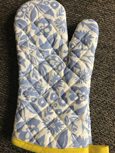 BLUE-AND-WHITE FLORAL, FARMHOUSE-STYLE OVEN MITT WITH HAPPY YELLOW TRIM (BUY YOUR GORGEOUS SELF A GORGEOUS PAIR OF OVEN MITTS!)