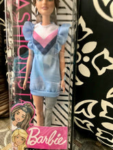 CUTIE PIE BRUNETTE BARBIE (WHO JUST HAPPENS TO HAVE A PROSTHETIC LEG)