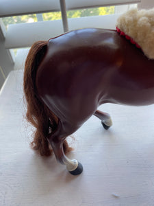 VINTAGE TOY, HARD PLASTIC HORSE WITH MANE/TAIL AND RIDING SADDLE PAD