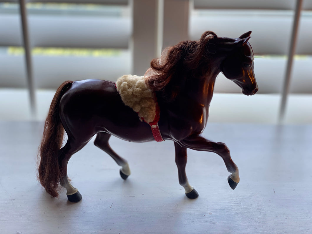 VINTAGE TOY, HARD PLASTIC HORSE WITH MANE/TAIL AND RIDING SADDLE PAD