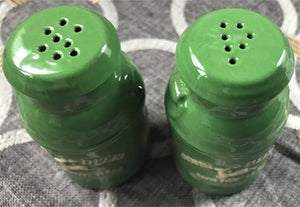 JOHN DEERE VINTAGE-LOOK SALT-AND-PEPPER MILK CANS SET (COLLECTIBLE)