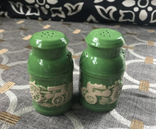 JOHN DEERE VINTAGE-LOOK SALT-AND-PEPPER MILK CANS SET (COLLECTIBLE)