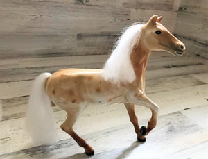 CHARMING VINTAGE PALOMINO-STYLE TOY HORSE WITH WHITE MANE/TAIL