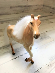 CHARMING VINTAGE PALOMINO-STYLE TOY HORSE WITH WHITE MANE/TAIL