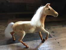 CHARMING VINTAGE PALOMINO-STYLE TOY HORSE WITH WHITE MANE/TAIL